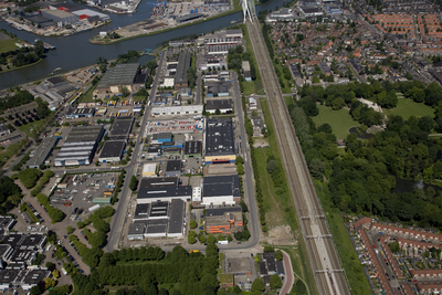 801417 Luchtfoto van het industriegebied tussen de Tractieweg (links) en Vlampijpstraat (rechts) te Utrecht, uit het ...
